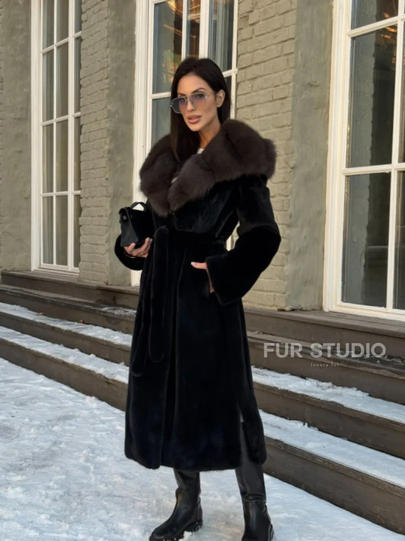 Черная шуба из плюшевой норки VELVET с капюшоном куница