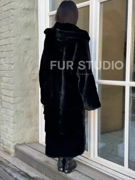 Шуба кимоно с капюшоном черного цвета из скандинавской норки Saga Furs - фото 3