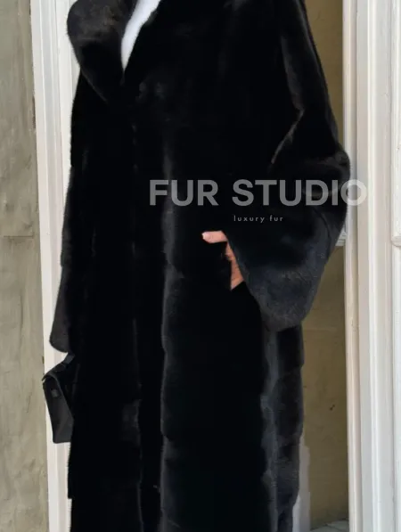Шуба кимоно с капюшоном черного цвета из скандинавской норки Saga Furs - фото 1