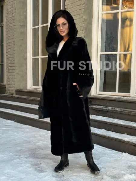 Шуба кимоно с капюшоном черного цвета из скандинавской норки Saga Furs - фото 0