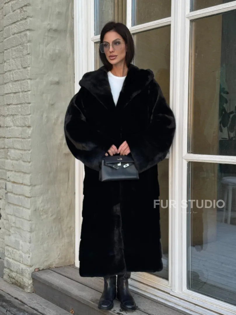 Шуба кимоно с капюшоном черного цвета из скандинавской норки Saga Furs