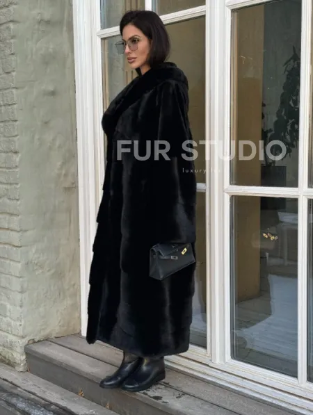 Шуба кимоно с капюшоном черного цвета из скандинавской норки Saga Furs - фото 4