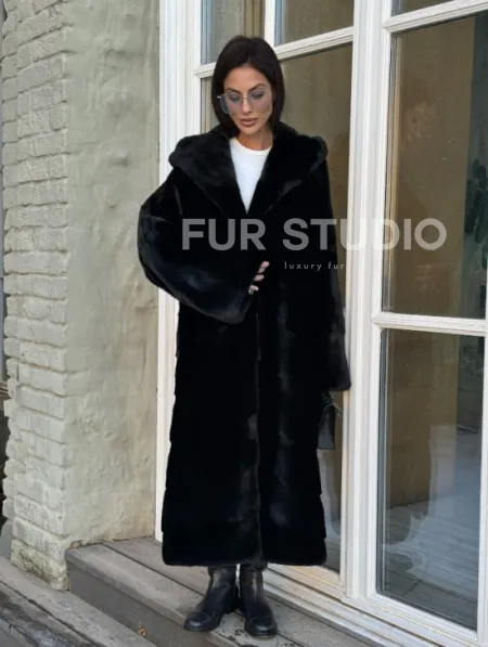 Шуба кимоно с капюшоном черного цвета из скандинавской норки Saga Furs - фото 7