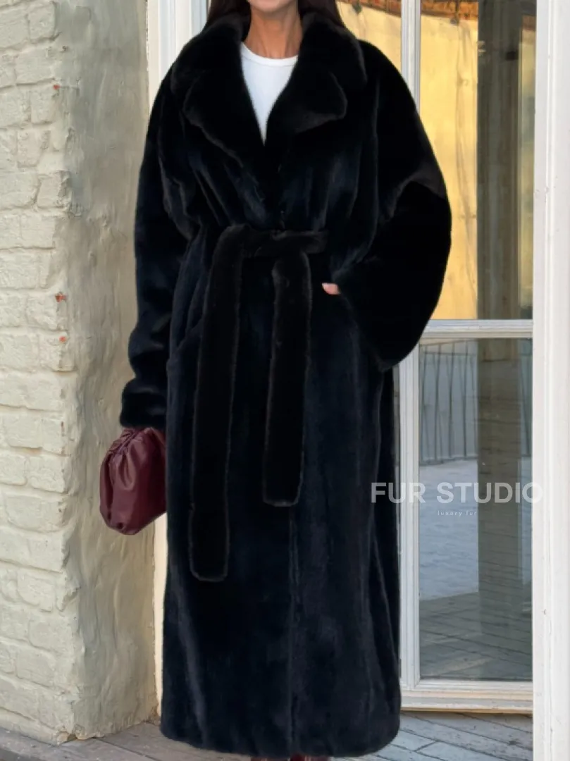 Элегантная модель женской норковой шубы с английским воротником из элитного меха норки - фото 2