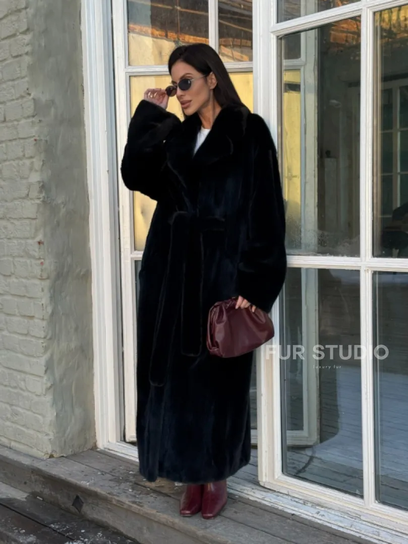 Элегантная модель женской норковой шубы с английским воротником из элитного меха норки - фото 10