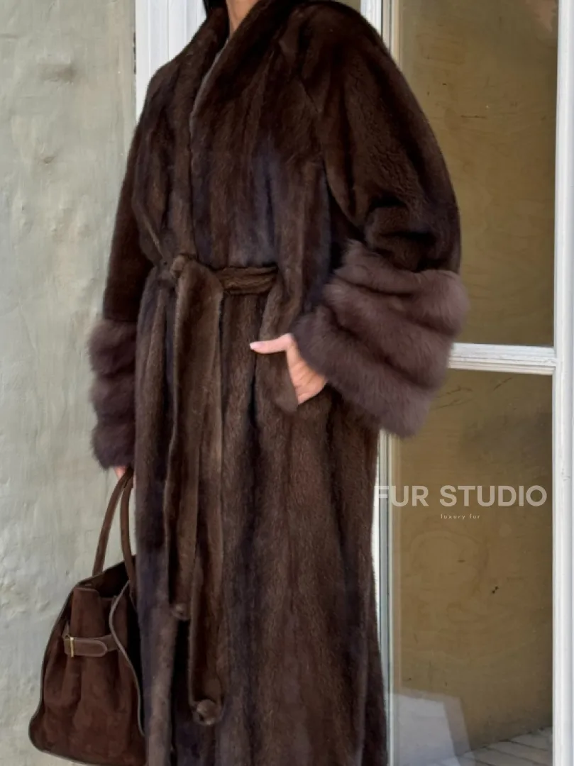Женская норковая шуба с манжетами из роскошного меха куницы - фото 2