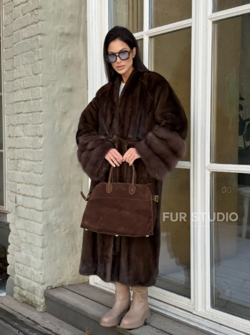 Женская норковая шуба с манжетами из роскошного меха куницы - фото 9