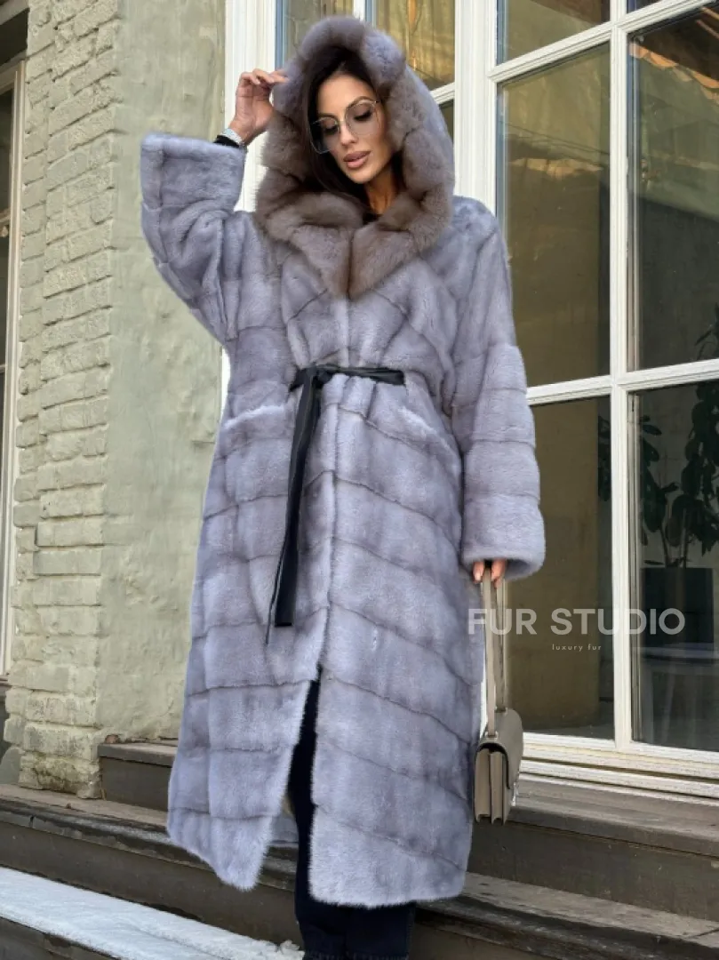 Норковая шуба голубого цвета с капюшоном из натурального меха куницы - фото 5