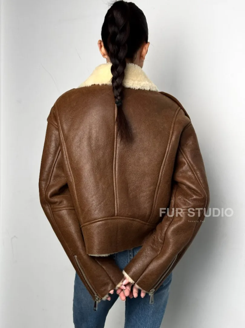 Короткая зимняя женская дубленка авиатор - фото 10