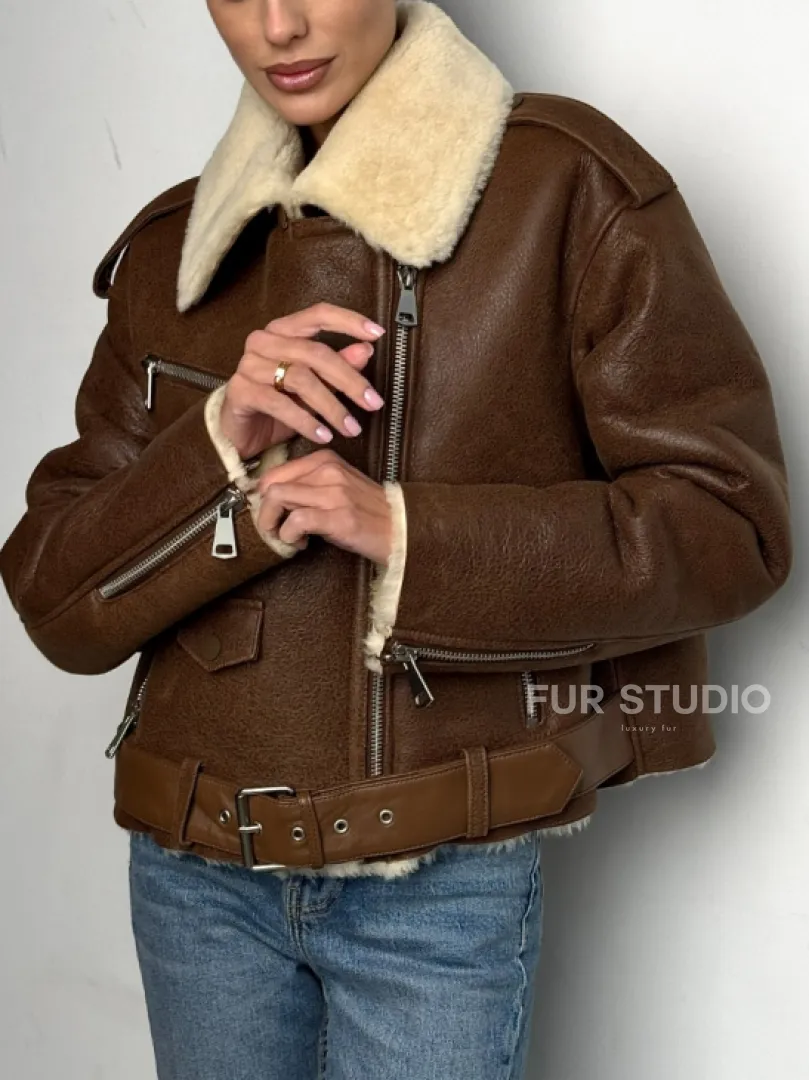 Короткая зимняя женская дубленка авиатор - фото 4