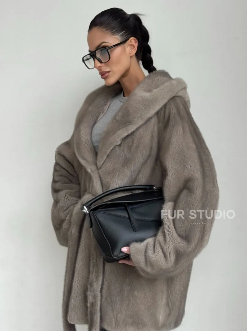 Полушубок женский из натурального меха норки с капюшоном под пояс - фото 4