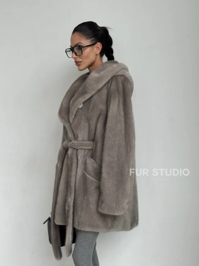 Полушубок женский из натурального меха норки с капюшоном под пояс - фото 10