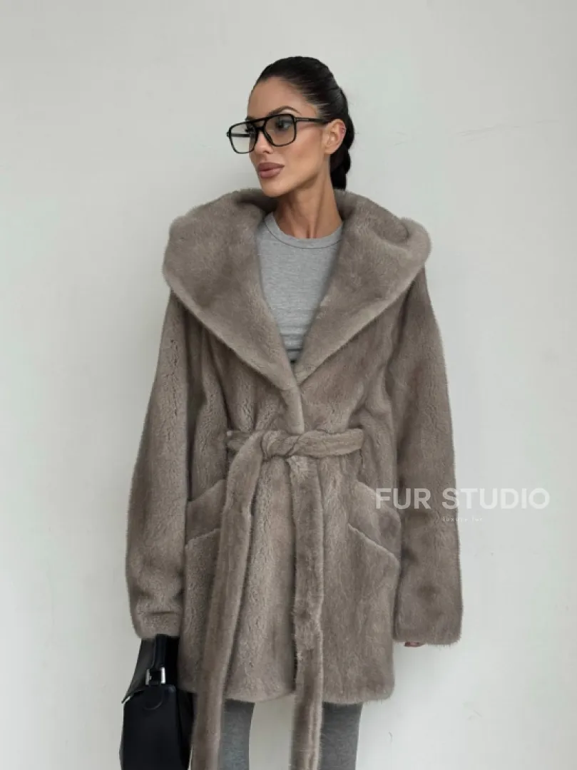 Полушубок женский из натурального меха норки с капюшоном под пояс - фото 9