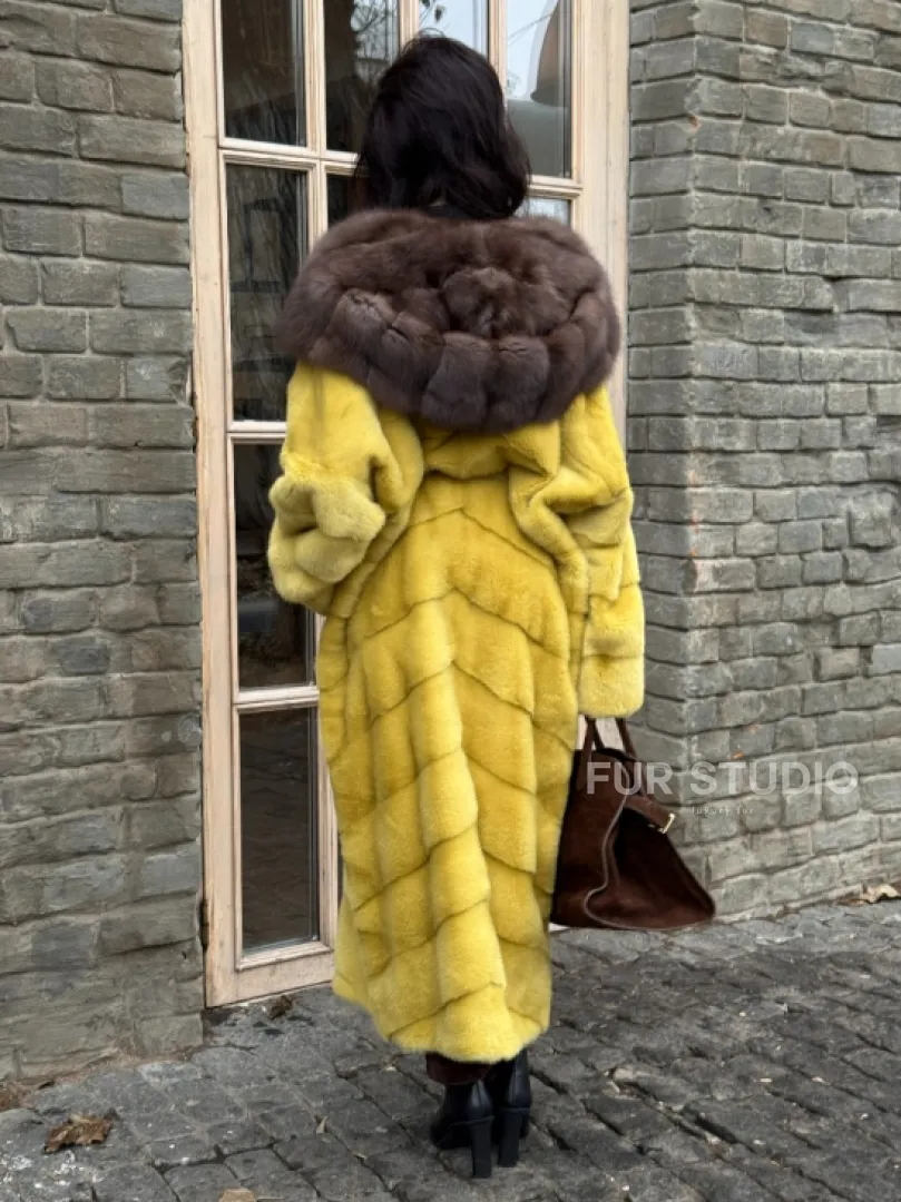 Женская длинная шуба из норки желтого цвета с капюшоном из меха куницы - фото 5