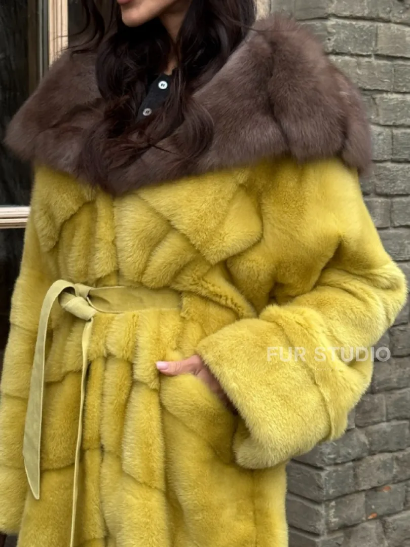 Женская длинная шуба из норки желтого цвета с капюшоном из меха куницы - фото 1