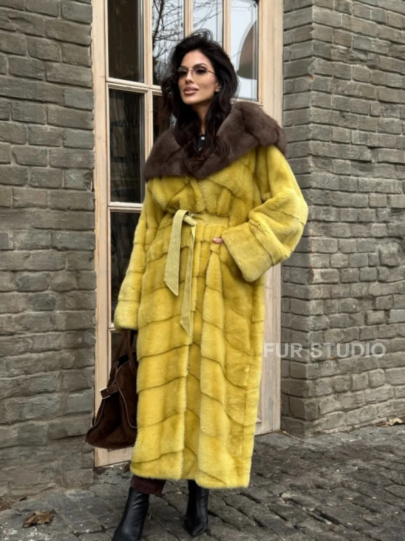 Женская длинная шуба из норки желтого цвета с капюшоном из меха куницы - фото 8