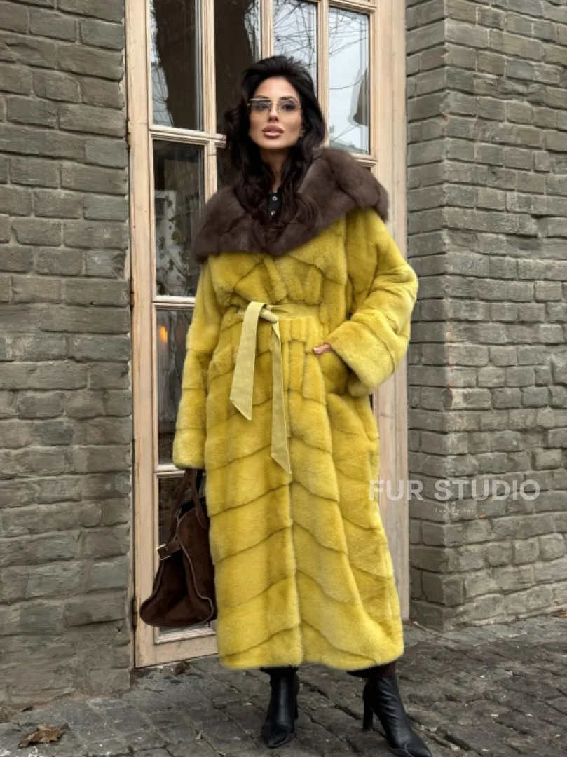 Женская длинная шуба из норки желтого цвета с капюшоном из меха куницы - фото 10