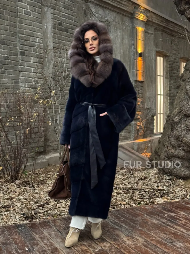 Норковая шуба с капюшоном из натурального меха куницы - фото 10