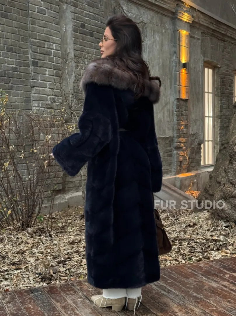 Норковая шуба с капюшоном из натурального меха куницы - фото 4
