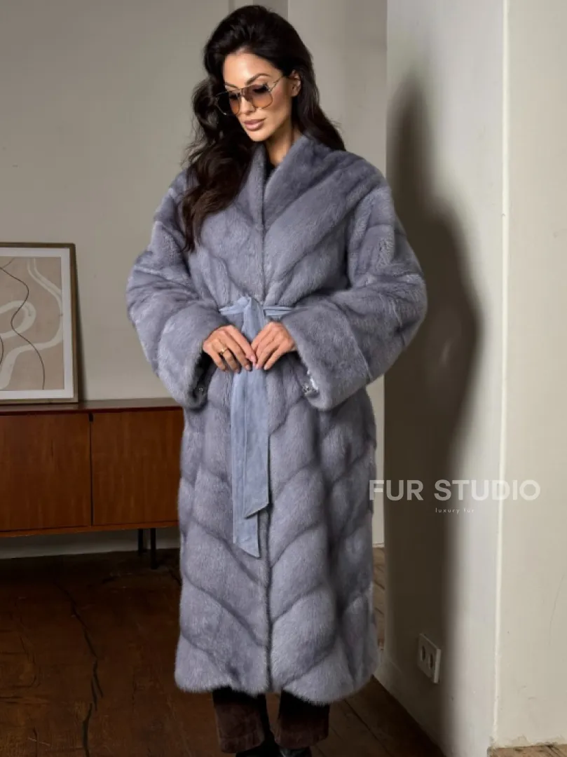 Модная женская шуба из меха норки с V-образным воротником - фото 3