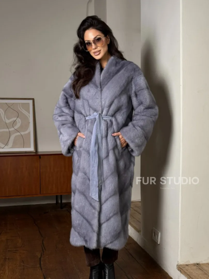 Модная женская шуба из меха норки с V-образным воротником - фото 6