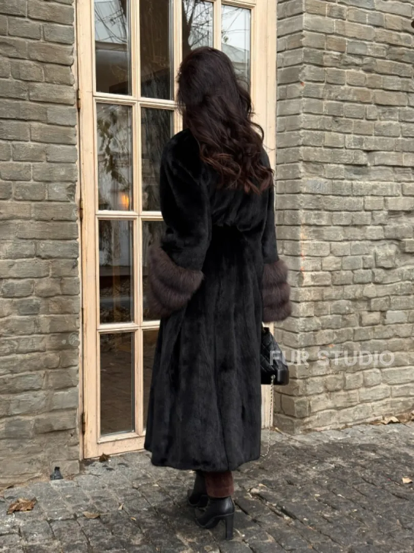 Шикарная черная норковая шуба с меховыми манжетами из куницы