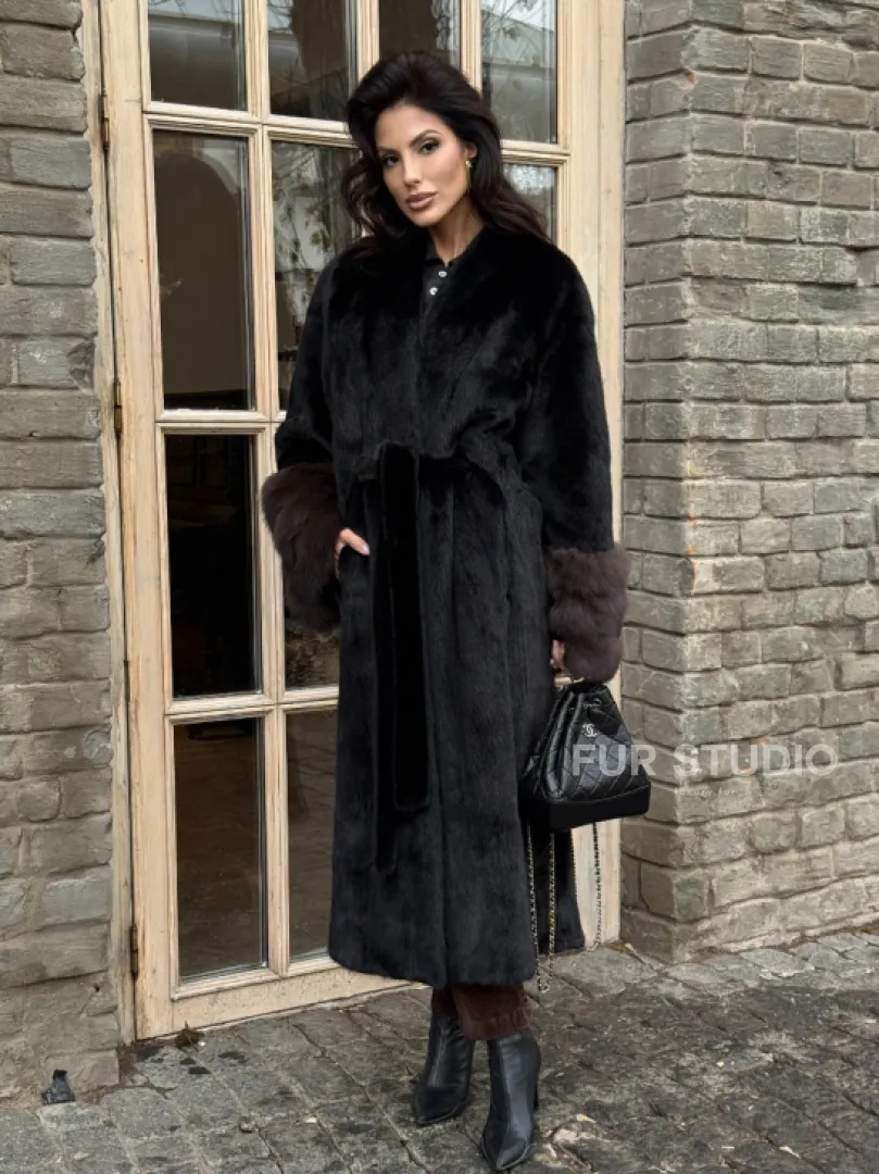Шикарная черная норковая шуба с меховыми манжетами из куницы