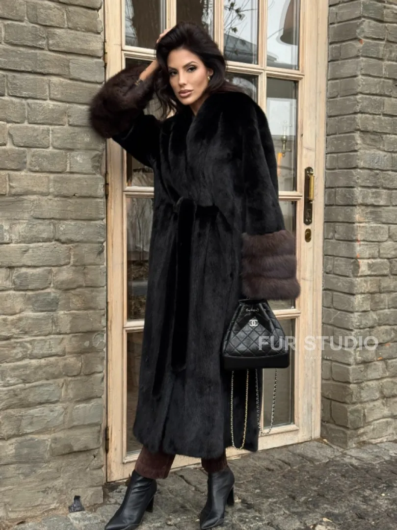 Шикарная черная норковая шуба с меховыми манжетами из куницы - фото 0