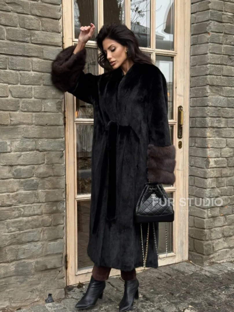 Шикарная черная норковая шуба с меховыми манжетами из куницы