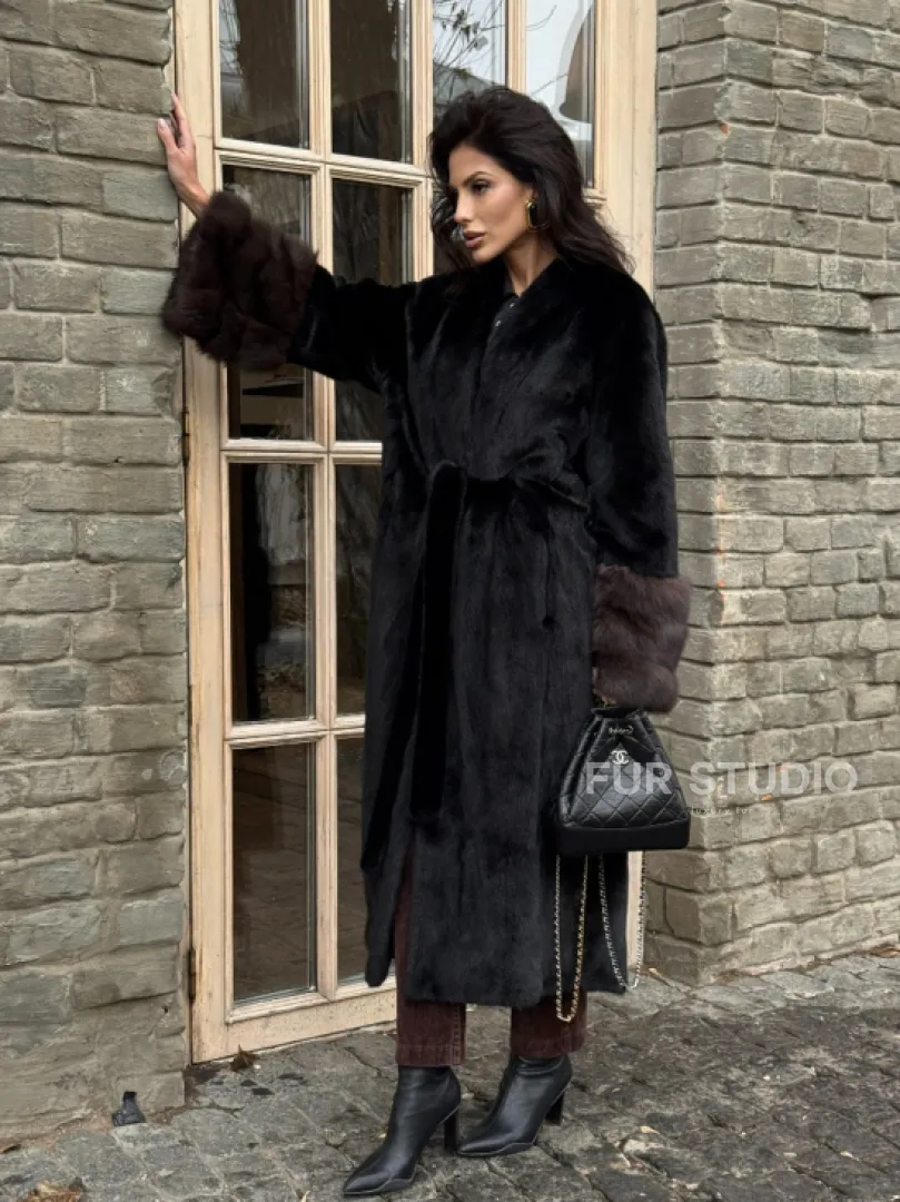 Шикарная черная норковая шуба с меховыми манжетами из куницы - фото 9