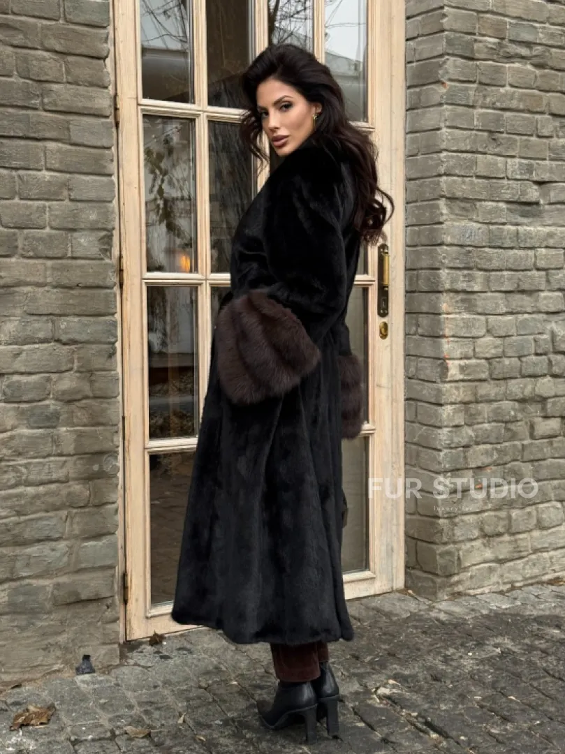 Шикарная черная норковая шуба с меховыми манжетами из куницы - фото 7