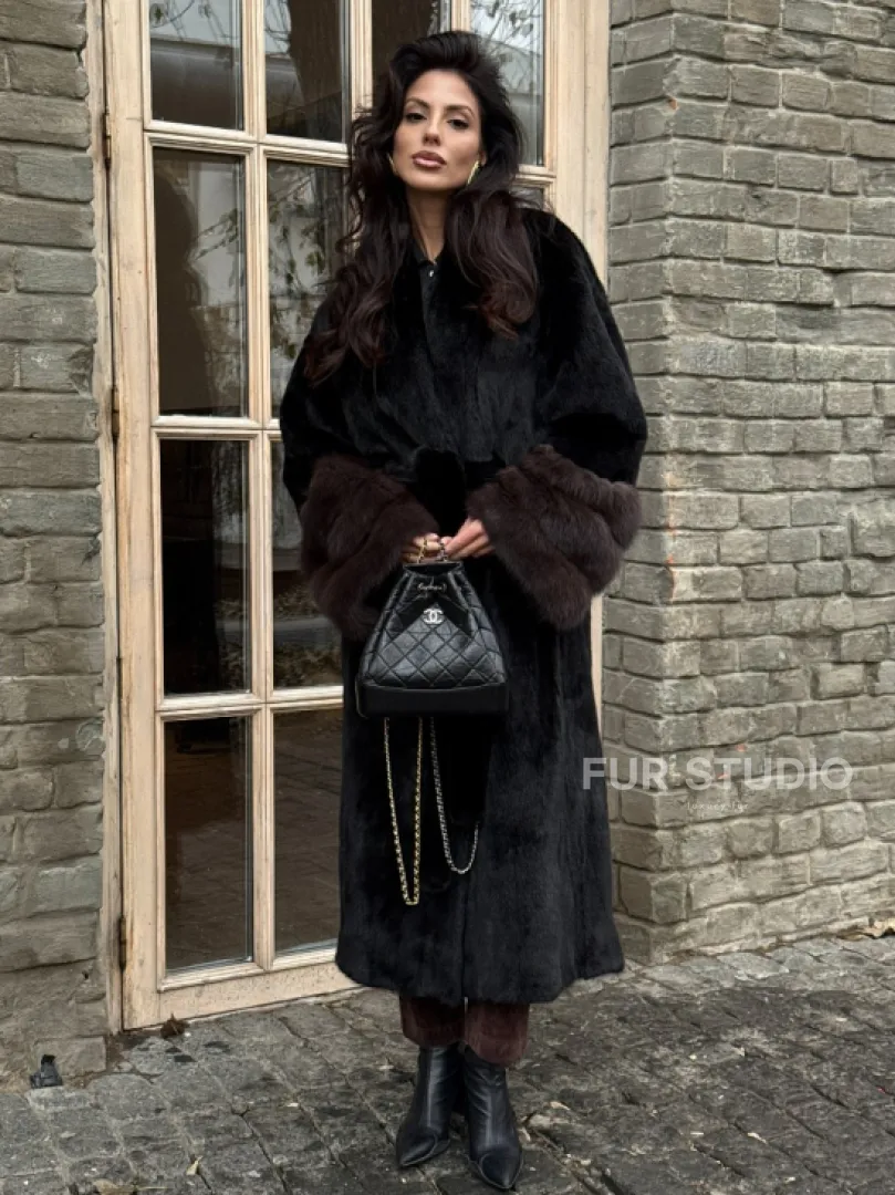 Шикарная черная норковая шуба с меховыми манжетами из куницы - фото 2