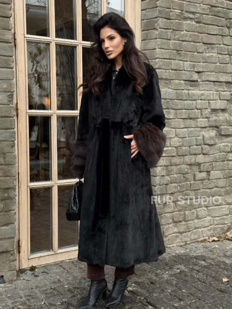 Шикарная черная норковая шуба с меховыми манжетами из куницы - фото 3