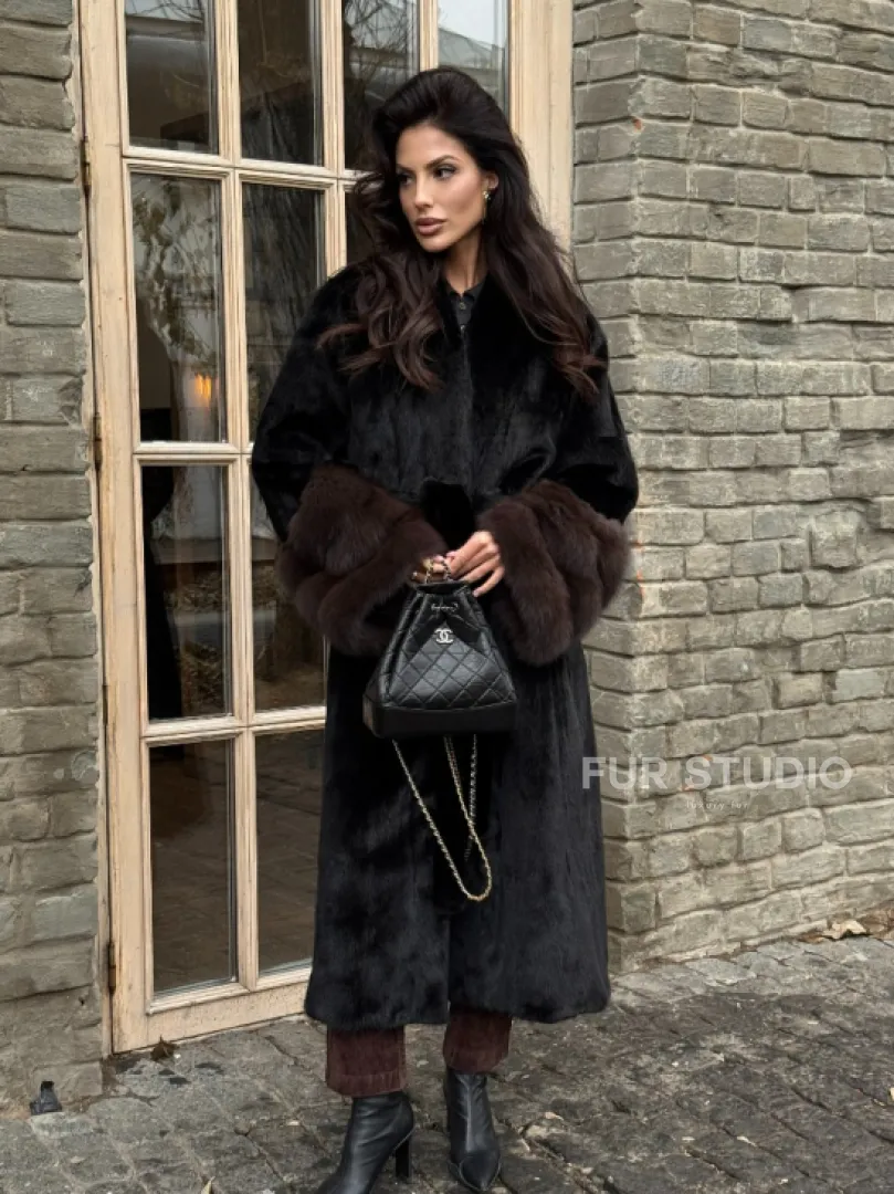 Шикарная черная норковая шуба с меховыми манжетами из куницы - фото 6