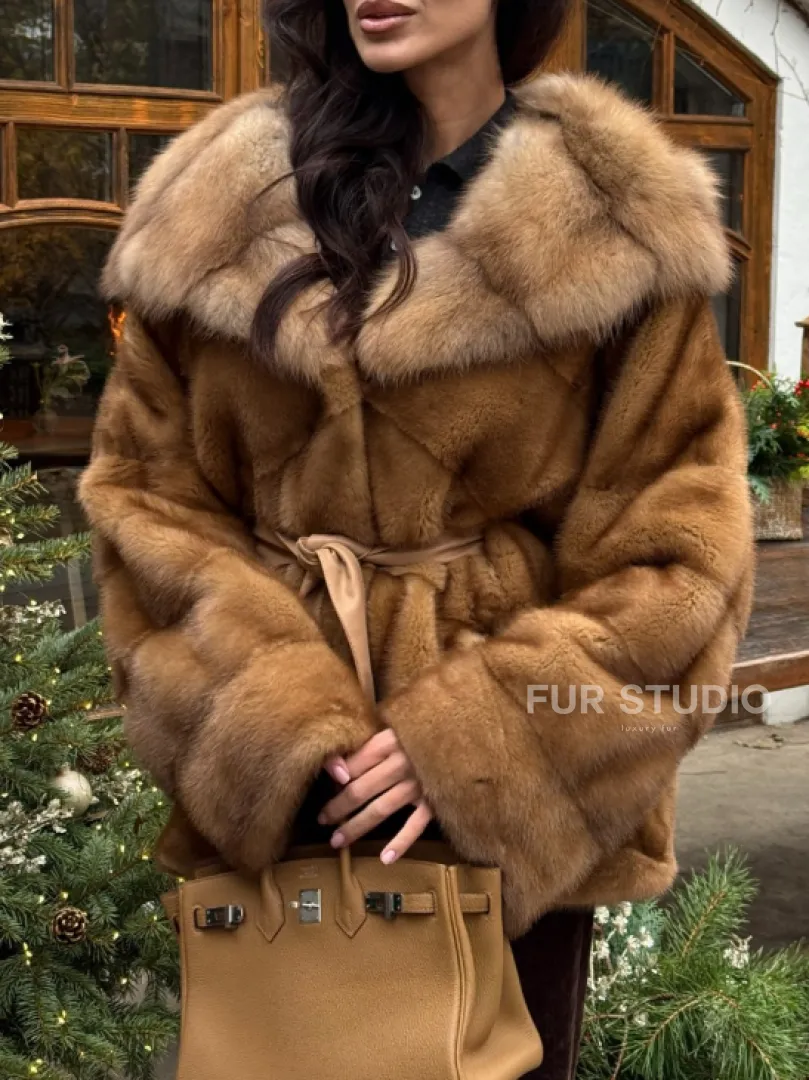 Норковое пончо-шуба в цвете золото с меховым капюшоном из куницы - фото 1