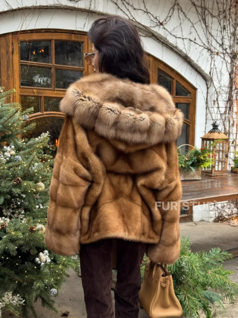 Норковое пончо-шуба в цвете золото с меховым капюшоном из куницы - фото 5