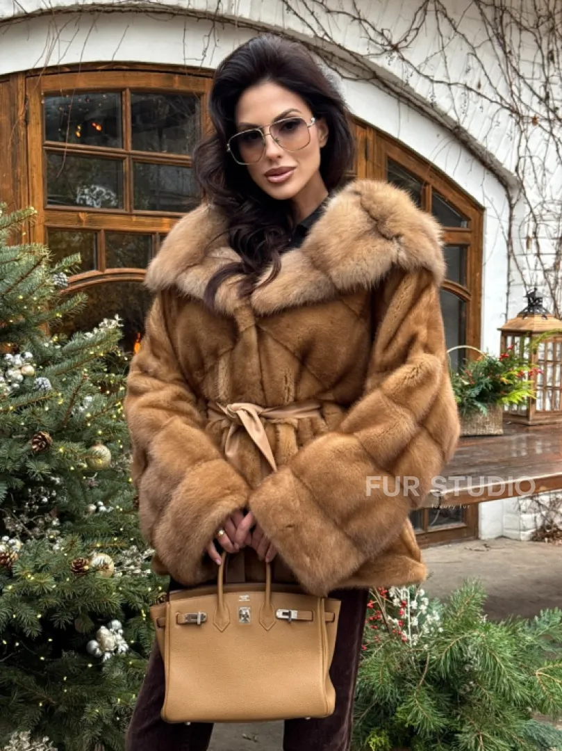 Норковое пончо-шуба в цвете золото с меховым капюшоном из куницы - фото 0