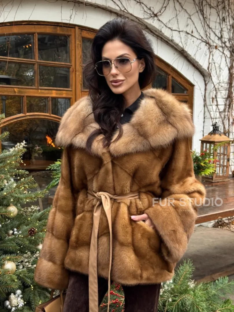 Норковое пончо-шуба в цвете золото с меховым капюшоном из куницы - фото 7