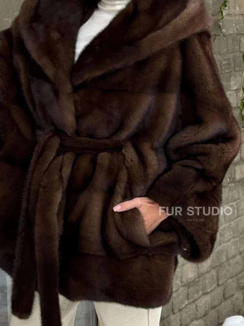 Полушубок из натурального меха норки Nafa mink в цвете соболь с капюшоном, фасон - летучая мышь - фото 1