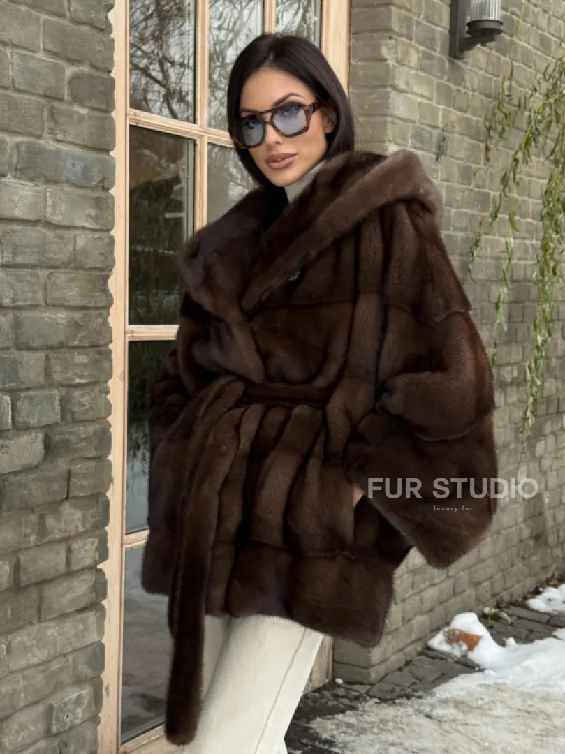 Полушубок из натурального меха норки Nafa mink в цвете соболь с капюшоном, фасон - летучая мышь - фото 4