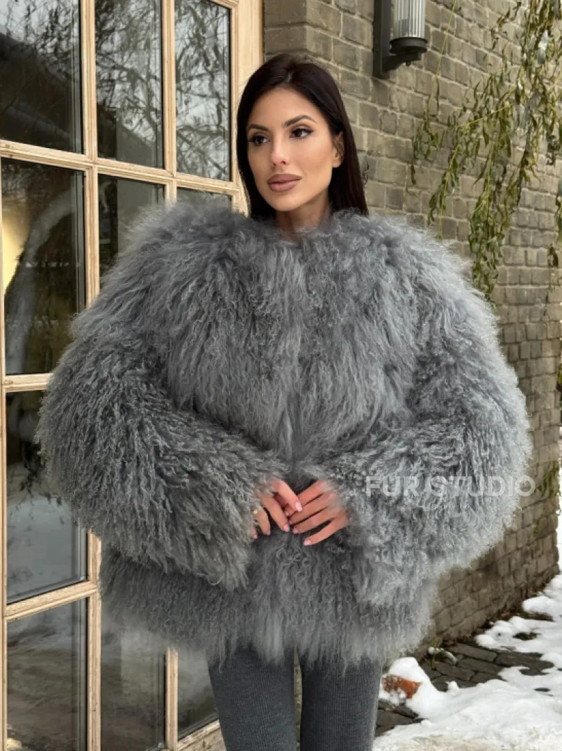 Шуба из меха ламы серого цвета - фото 10