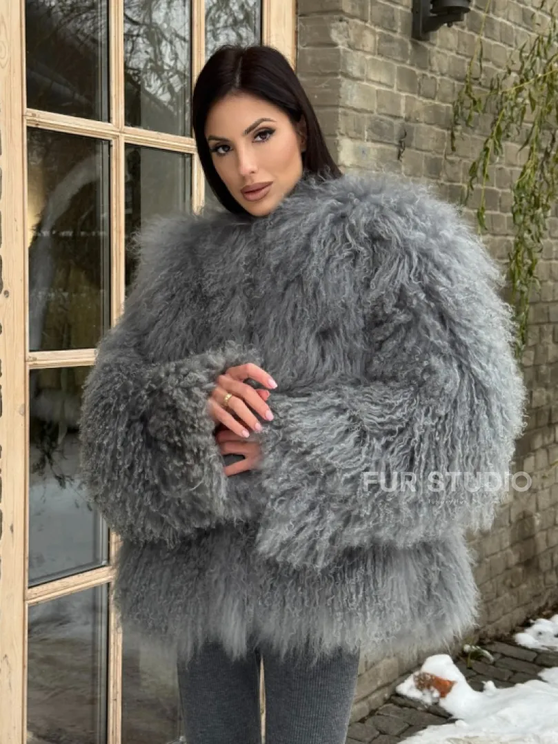 Шуба из меха ламы серого цвета - фото 0