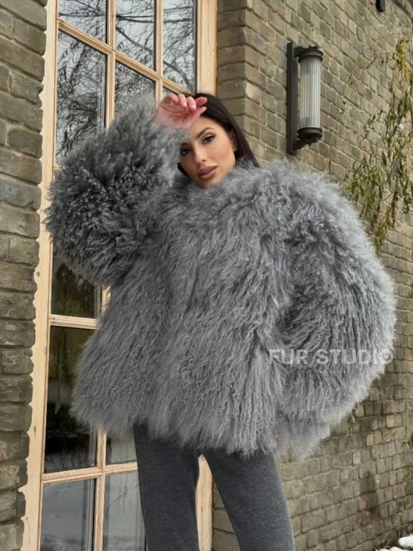 Шуба из меха ламы серого цвета - фото 12
