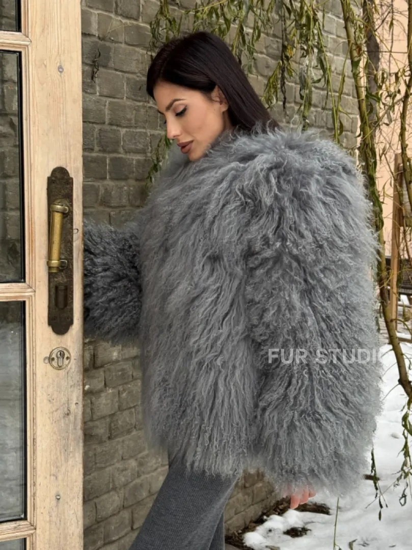 Шуба из меха ламы серого цвета - фото 8