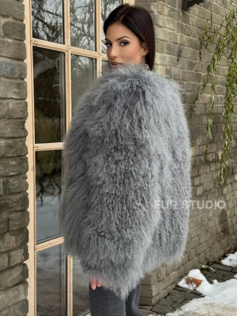 Шуба из меха ламы серого цвета - фото 4