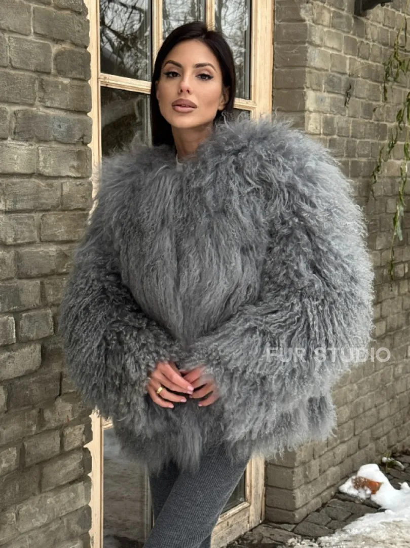Шуба из меха ламы серого цвета - фото 6