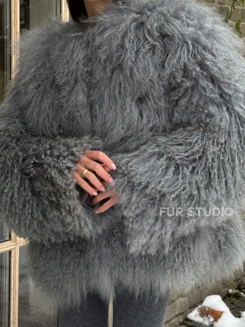 Шуба из меха ламы серого цвета - фото 1