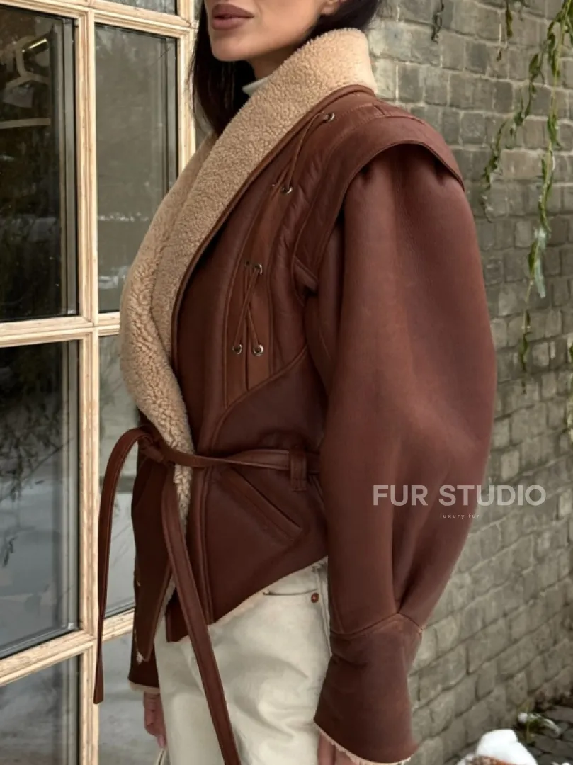 Стильная куртка - дублёнка на запах с поясом - фото 5