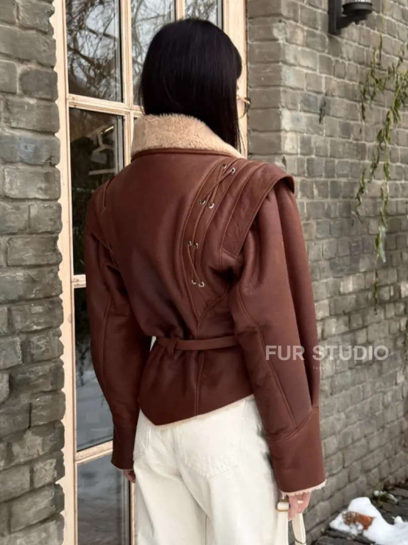 Стильная куртка - дублёнка на запах с поясом - фото 6