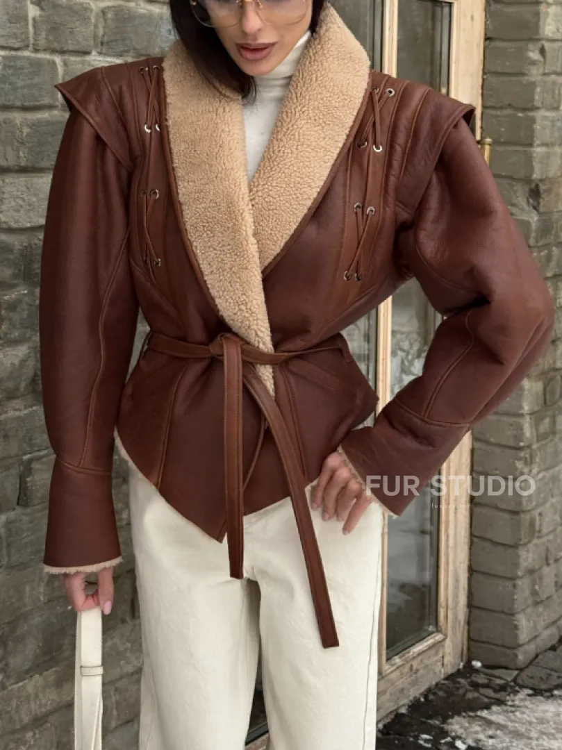 Стильная куртка - дублёнка на запах с поясом - фото 4